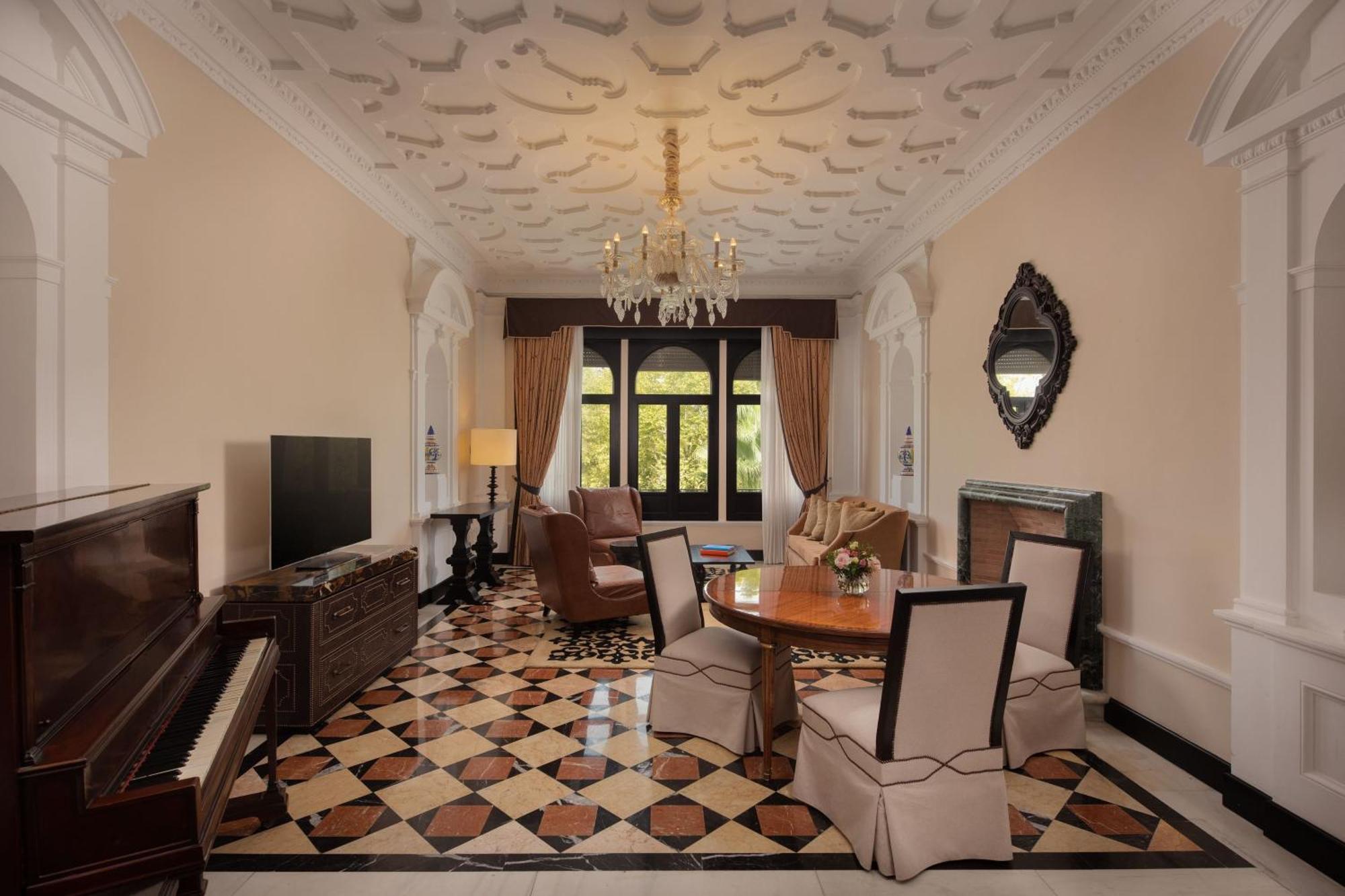 Hotel Alfonso Xiii, A Luxury Collection Hotel, Seville Exterior photo A suite at the hotel